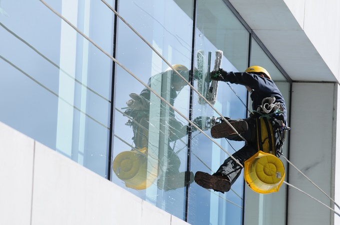 signs-you-need-professional-window-cleaning-services